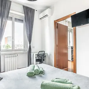 'tribal House' Sansiro-rhofiera-duomo , Milano Italia